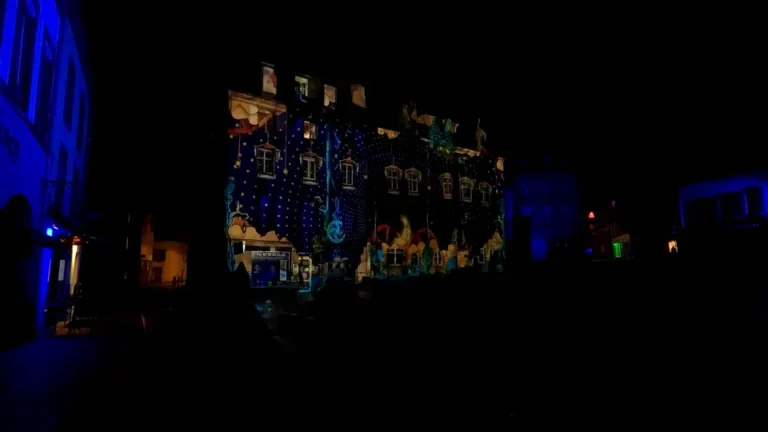 Spectacle de projection lumineuse théâtrale sur façade de bâtiment à Landerneau synchronisé avec l'air de la Reine de la Nuit de Mozart