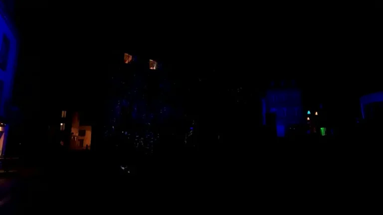 Performance de projection lumineuse théâtrale continue sur façade de bâtiment de Landerneau avec motifs et couleurs dynamiques