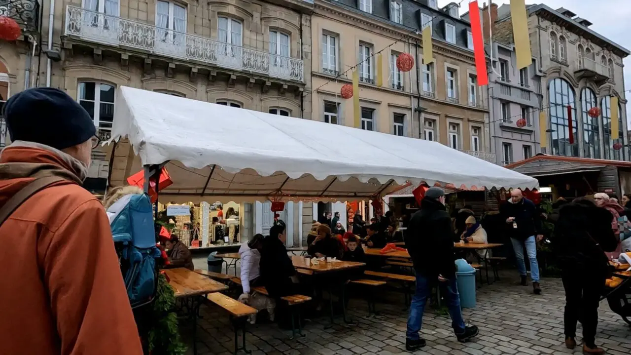 Place du Centre marché de Noël espace restauration Lannion Bretagne architecture traditionnelle