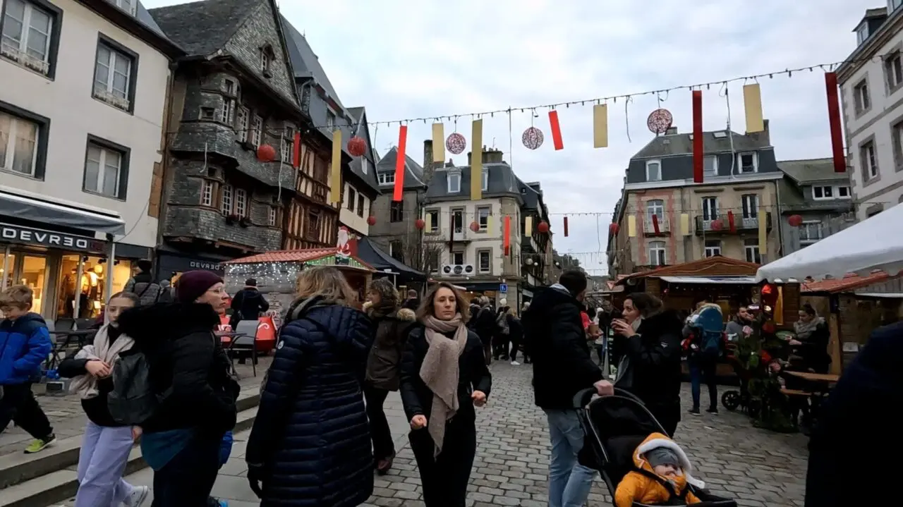 Marché de Noël Lannion Place du Centre vue d'ensemble festival hivernal Bretagne France