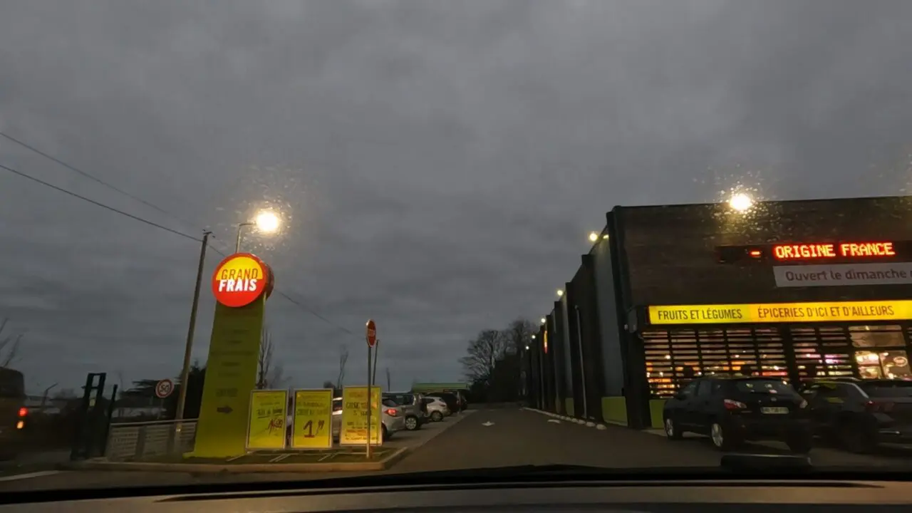 Supermarché Grand Frais Lannion Bretagne France soir courses alimentaires