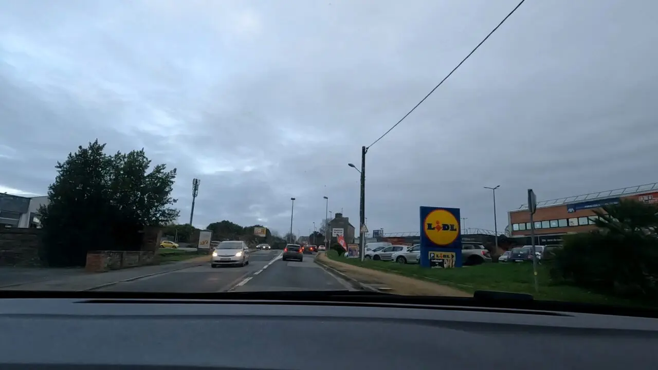 Enseigne supermarché Lidl Lannion Bretagne France courses budget discount shopping