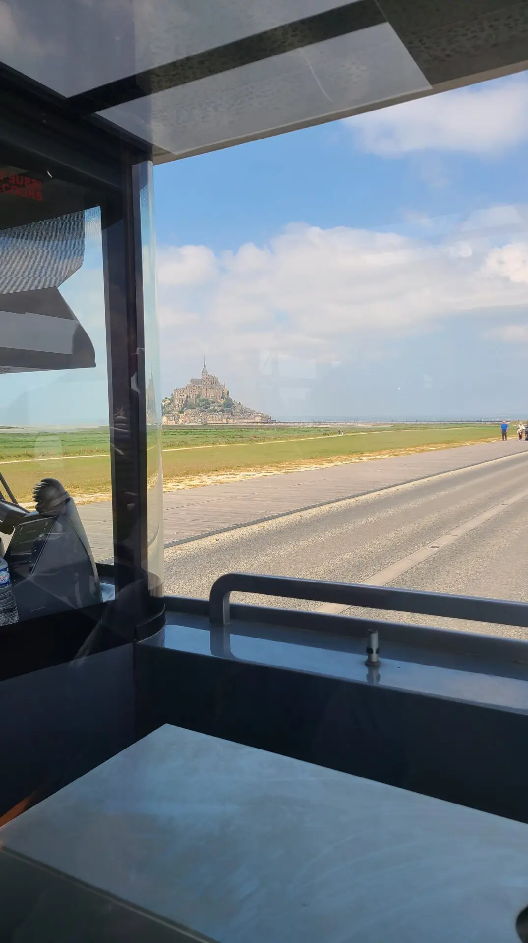 Vue intérieure navette Le Passeur approchant l'abbaye du Mont Saint-Michel à travers grève