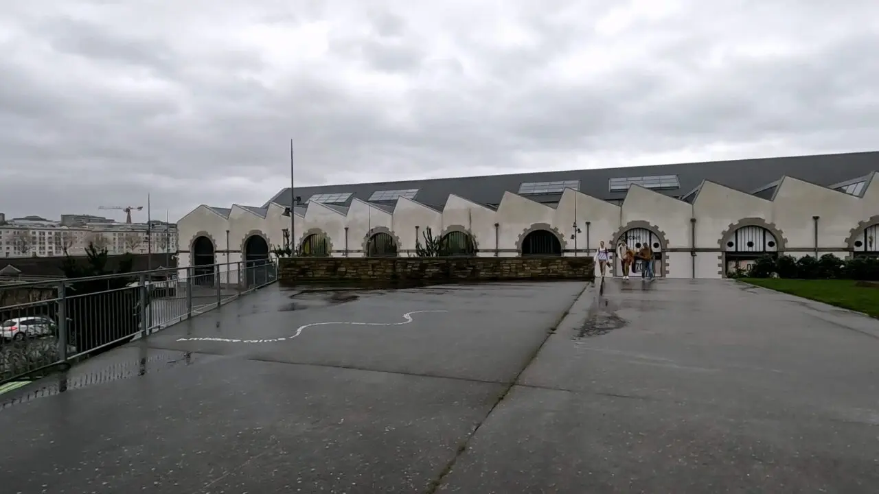 Vue extérieure du centre culturel Les Ateliers des Capucins à Brest avec architecture moderne distinctive