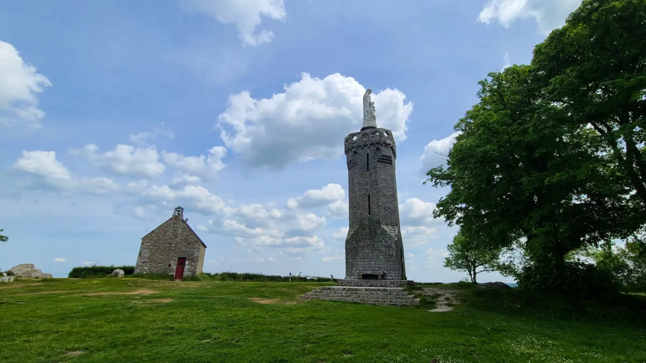 Chapelle Notre Dame de l'Espérance chapelle en pierre et tour commémorative sur la colline de Mont-Dol avec statue et vues panoramiques sur la campagne en Bretagne