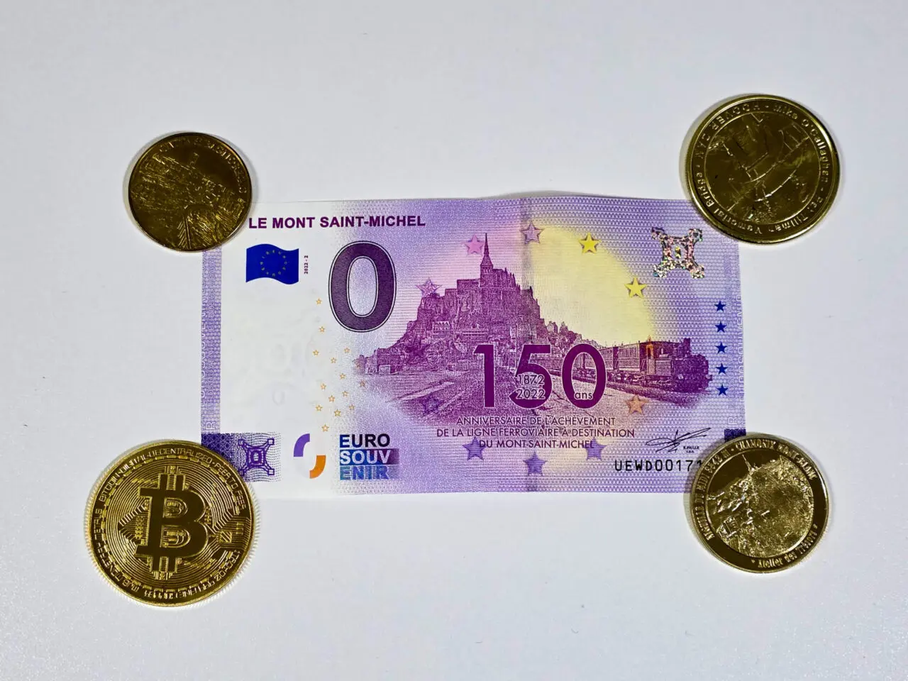 Billet souvenir zéro euro commémoratif du Mont Saint-Michel avec image de l'abbaye et pièces d'or