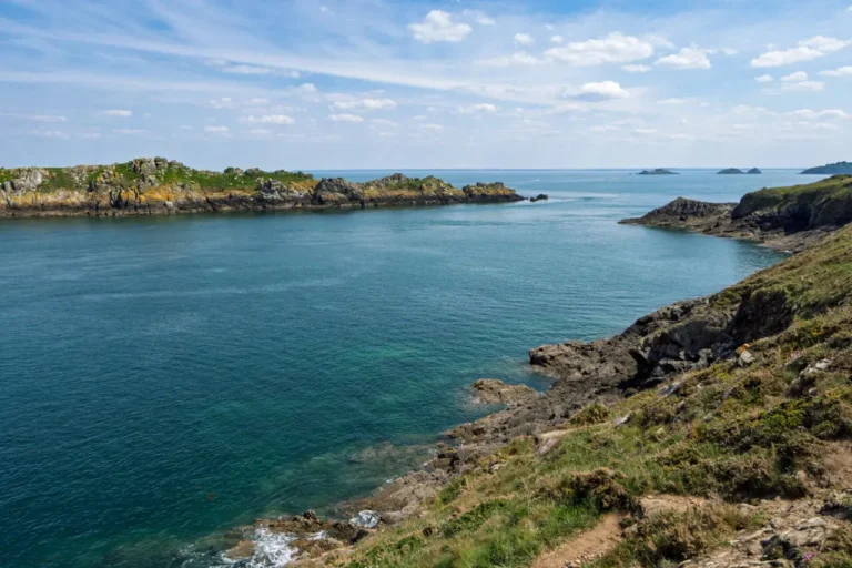 Vue de l'Île des Landes, île inhabitée sanctuaire d'oiseaux depuis la Pointe du Grouin montrant les eaux côtières pristines et les affleurements rocheux près de Cancale, Bretagne