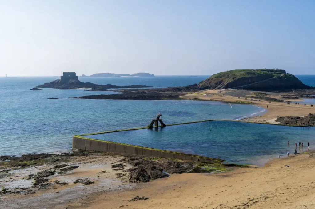 Vue des îles Grand Bé et Petit Bé au-delà de la piscine d'eau de mer à Saint-Malo avec chaussée de marée visible